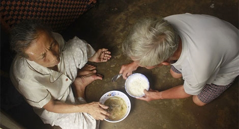 Mình về với mẹ thôi em!