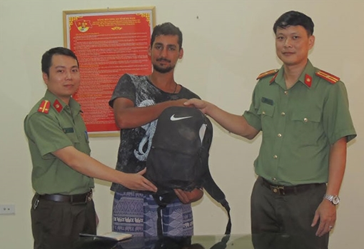 Nam thanh niên người Israel vui mừng nhận lại hành lí được Công an trao trả