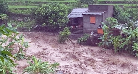 Khẩn trương tìm kiếm người mất tích, tập trung cứu trợ cho cư dân vùng lũ bị chia cắt