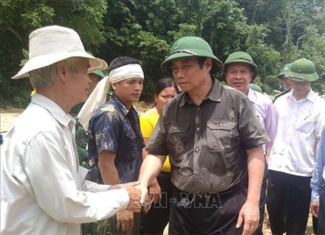 Đồng chí Phạm Minh Chính thăm hỏi, động viên người dân bản Sa Ná bị thiệt hại do lũ lụt