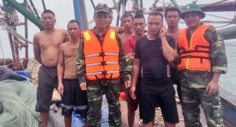 Bộ đội Biên phòng cứu 7 ngư dân gặp nạn trên biển