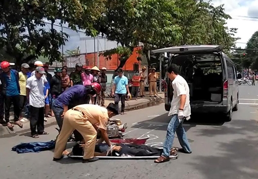 Va chạm giữa xe tải và xe máy, một người đàn ông tử vong tại chỗ
