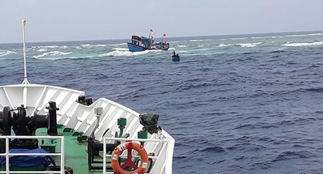 Đưa 13 ngư dân gặp nạn vào đảo Sơn Ca an toàn