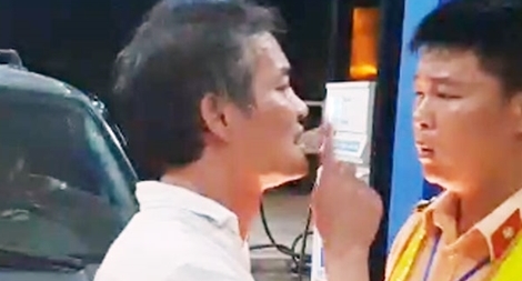 Tài xế xe biển xanh tát CSGT ở Thanh Hoá chỉ là người sửa xe hộ?