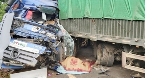 Xe tải và xe đầu kéo đâm nhau, Quốc lộ 6 ùn tắc nhiều giờ