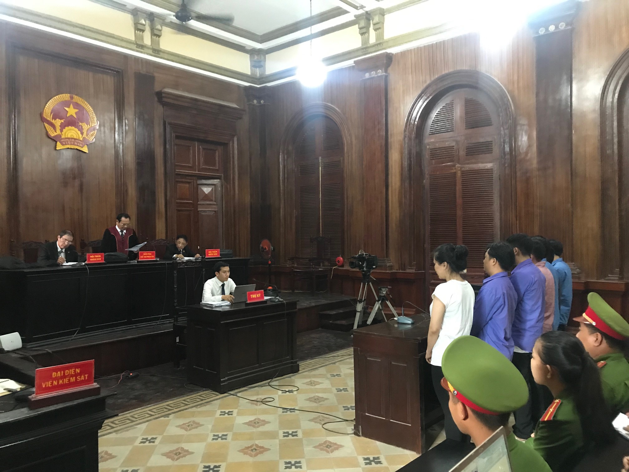 Vợ cũ chủ mưu chém chồng là bác sĩ Chiêm Quốc Thái lãnh 18 tháng tù