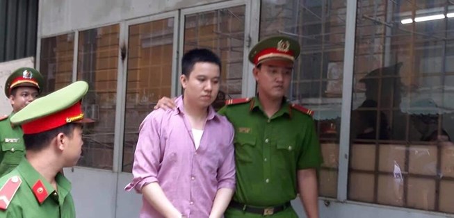 Người chết, kẻ vào tù vì... giấy vệ sinh