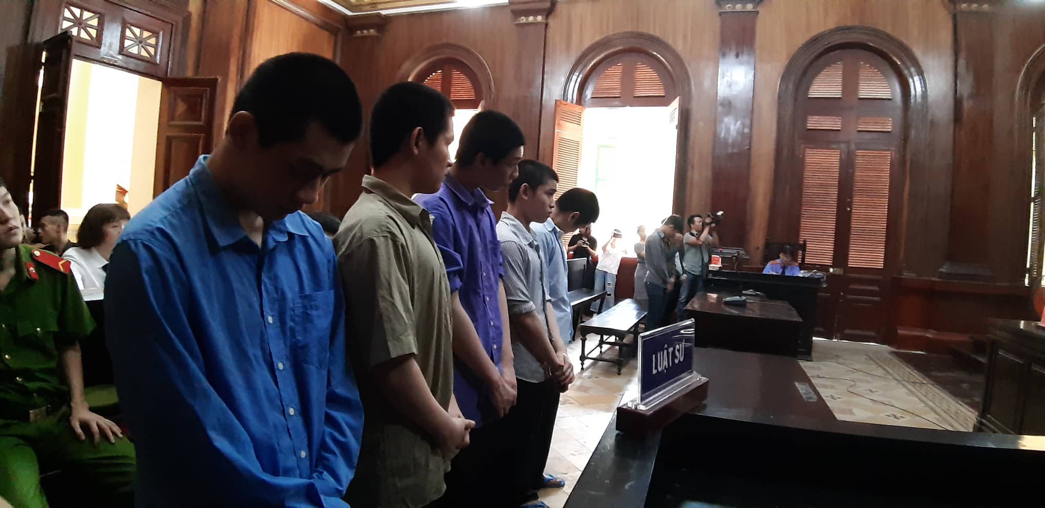 Băng cướp nhí gây 11 vụ ở TPHCM lĩnh hơn 49 năm tù