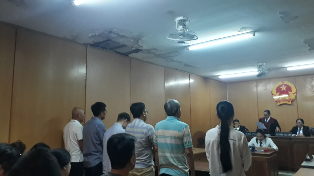 Buôn lậu, đưa hối lộ, nhận hối lộ,... cả nhóm kéo nhau vào trại giam