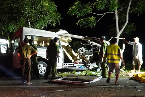 Xe khách đấu đầu xe tải, 8 người chết 