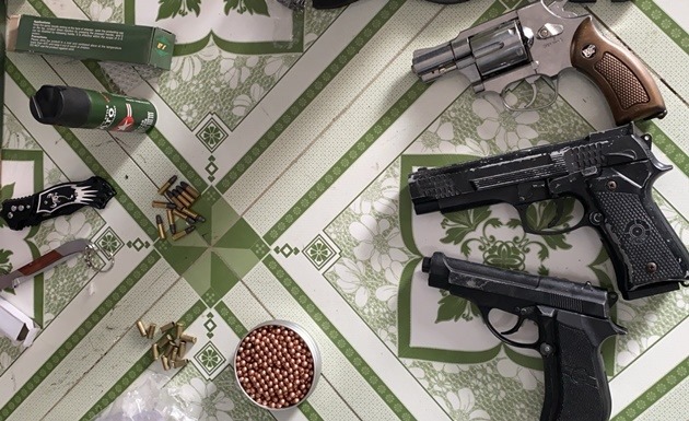 Bị bắt quả tang đang mua bán súng