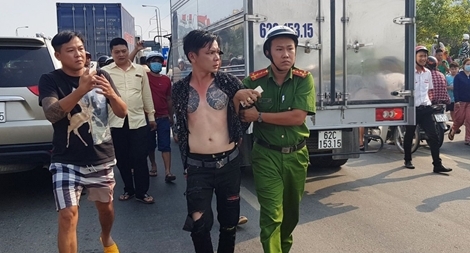 Cầm dao cố thủ trong xe khi bị CSGT truy đuổi