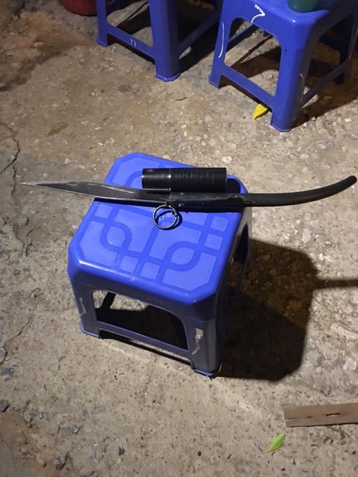 Thủ theo dao phóng và bình xịt hơi cay lang thang trên đường phố Hà Nội