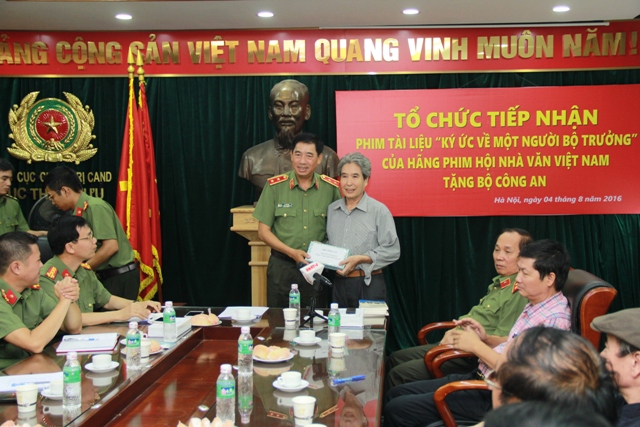 Lễ tiếp nhận bộ phim về cố Bộ trưởng Bùi Thiện Ngộ