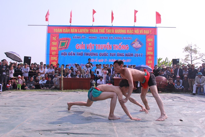 Hơn trăm đô vật tranh tài tại lễ hội 5 năm một lần