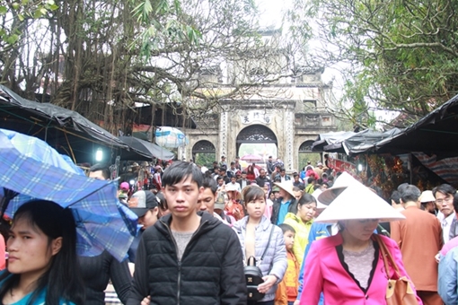 Hàng vạn du khách đến với ngày khai hội chùa Hương năm 2018