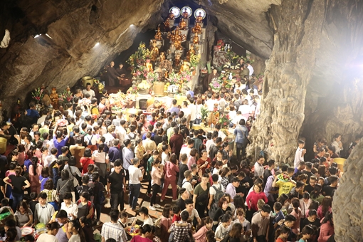 Chen chân Khai hội chùa Hương