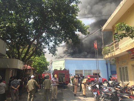 Cháy lớn trên đường Trường Chinh, nhiều người tháo chạy