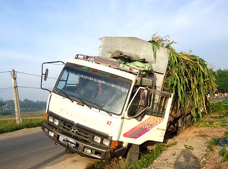 Lật xe tải chở  cây ngô, 3 người thương vong