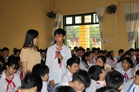 Nữ Cảnh sát góp phần “hạ nhiệt” điểm nóng về giao thông