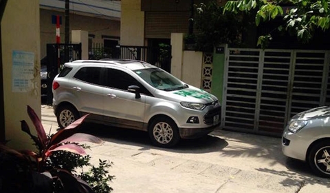 Sốc với hành vi trả thù của người phụ nữ với xế hộp đỗ ẩu