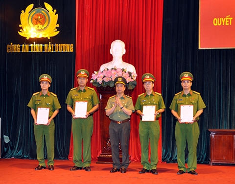 Công bố quyết định thăng cấp bậc hàm, nâng lương niên hạn năm 2016