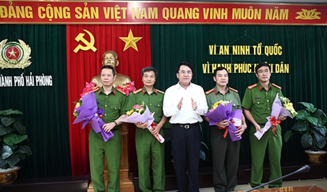 Khen thưởng các đơn vị triệt phá đường dây đánh bạc 1.400 tỷ đồng