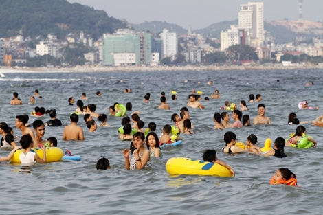 Sôi động bãi tắm Hạ Long