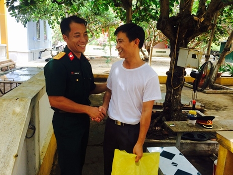 Những bóng blouse trắng trên đại dương xanh