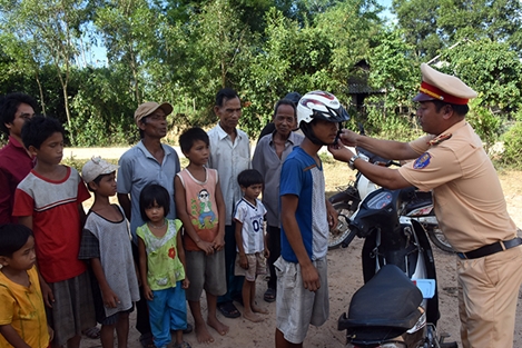Đẩy mạnh tuyên truyền Luật Giao thông đường bộ đến vùng cao