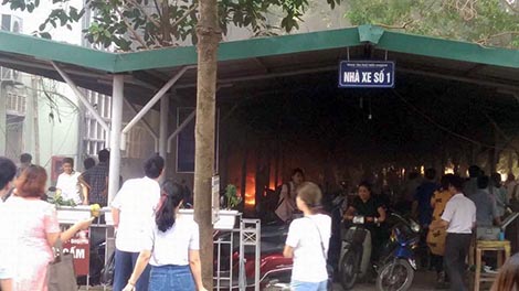 Xe máy bất ngờ phát nổ tại nhà gửi xe trường ĐH ngoại ngữ