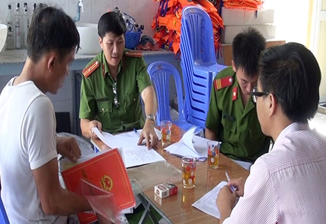 Công an ra đảo giúp dân hoàn thành thủ tục hành chính