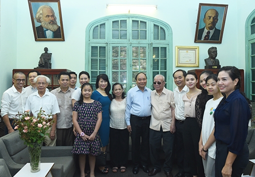 Thủ tướng Nguyễn Xuân Phúc dâng hương tưởng niệm cố Tổng Bí thư Lê Duẩn