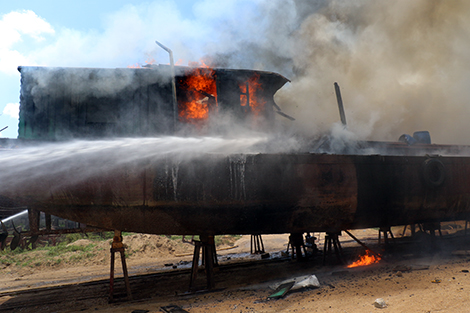 Cháy tàu cát hàng trên đồi C4 Hàm Rồng.