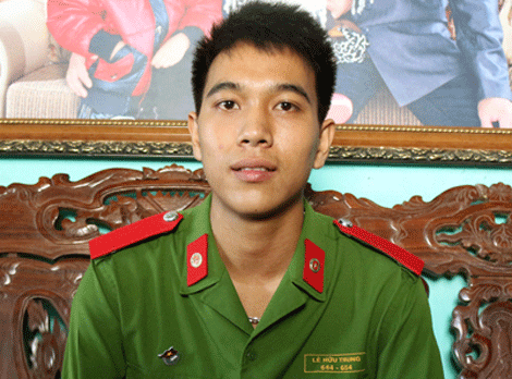 Cộng đồng mạng khen ngợi học viên cảnh sát bắt cướp