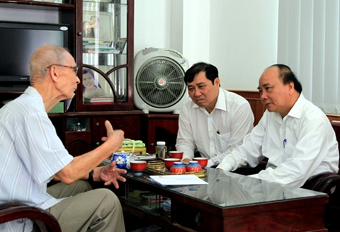 Thủ tướng Nguyễn Xuân Phúc thăm cán bộ lão thành cách mạng