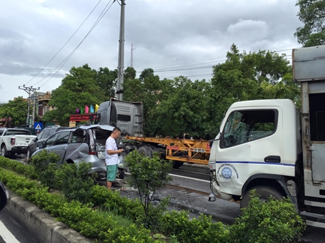 Tai nạn dồn toa 4 xe ô tô sau cú tông mạnh của xe tải