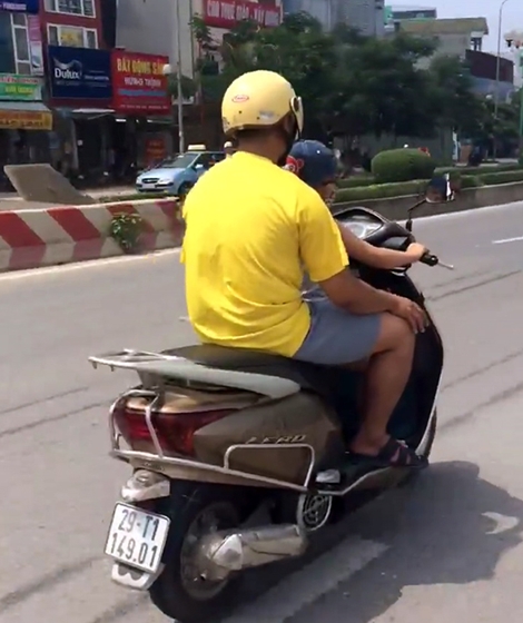 Truy tìm ông bố cho con trai điều khiển xe máy phóng vun vút trên đường phố Hà Nội