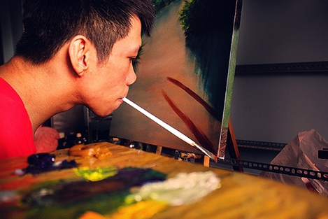 Cảm phục họa sĩ tật nguyền vẽ tranh bằng miệng