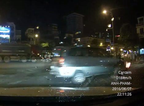 Kinh hoàng cảnh Innova cán qua thanh niên đi xe máy