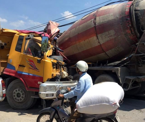 Xe tải “đọ sức” với xe bồn trên đường Nguyễn Khoái