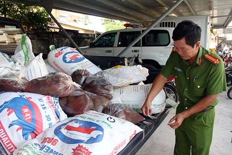 600kg huyết heo sử dụng chất cấm bảo quản bốc mùi hôi thối