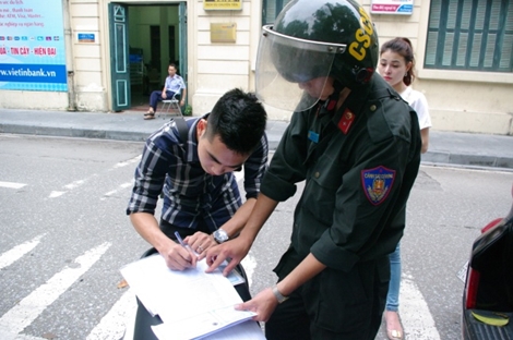 8 ngày, CSCĐ xử phạt 4040 lượt người không đội mũ bảo hiểm