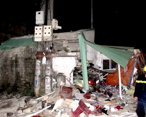 Xe ô tô Lexus đâm vào nhà dân, 1 người chết, 5 người bị thương