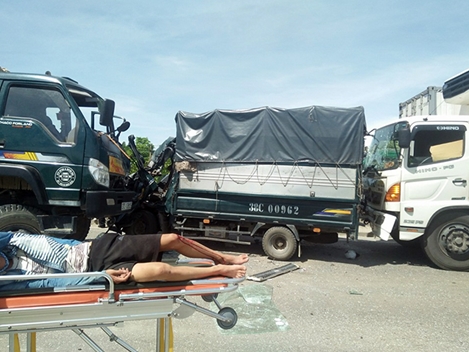 3 xe tải dồn toa, quốc lộ 1A tắc nghẽn