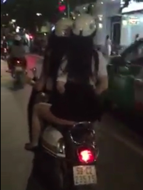 Cô gái có hành động phản cảm khi tốc váy khoe nội y giữa phố