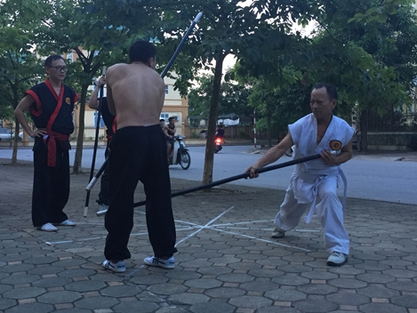 "Trả nợ" tiền nhân