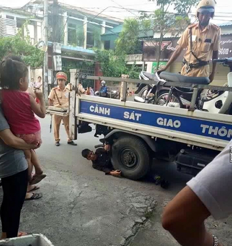 Ngán ngẩm "chí phèo" ôm bánh xe CSGT ăn vạ