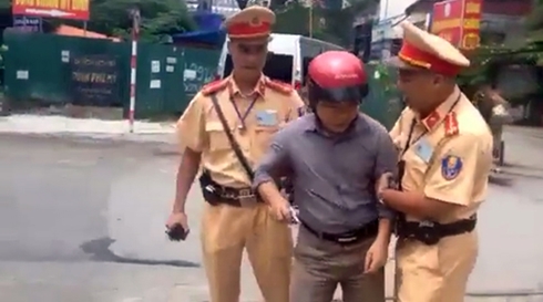 Ma men say bét nhè khi gặp cảnh sát giao thông