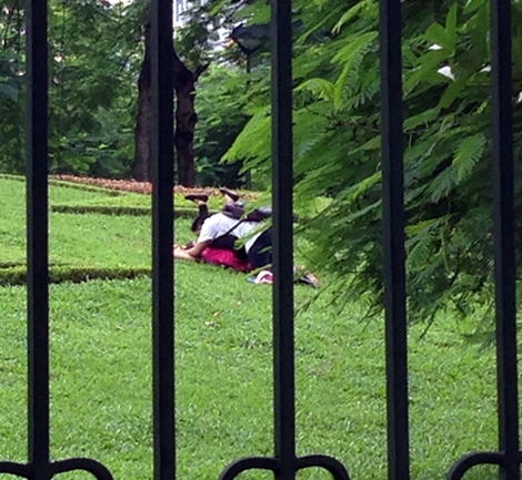 Đỏ mặt với cặp đôi diễn cảnh nóng ở Công viên Nghĩa Đô